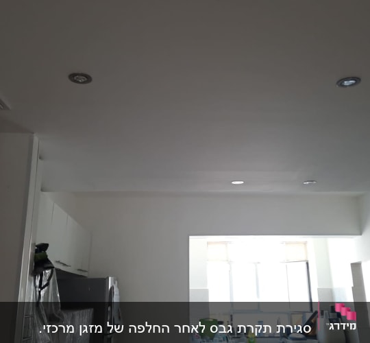 תקרת גבס עם תאורה שקועה במטבח